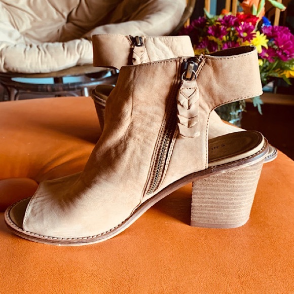 Size 8 - Chinese Laundry Calvin Booties - Picture 3 of 10